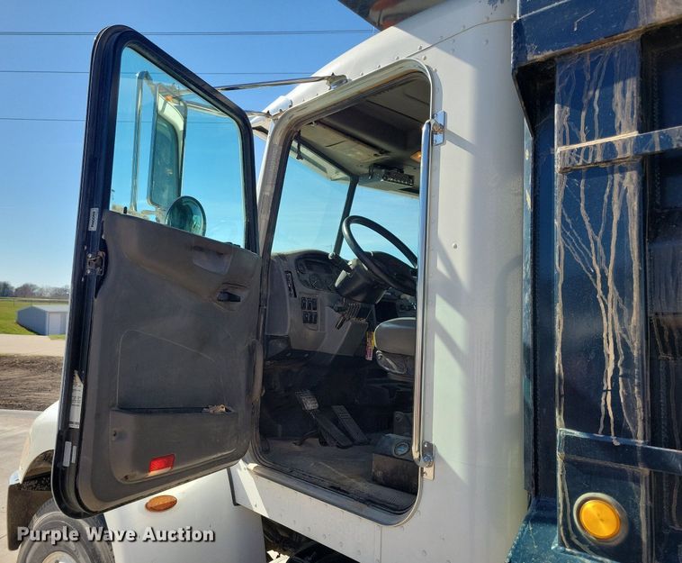 image for item LC9946 2014 Peterbilt 348 dump truck