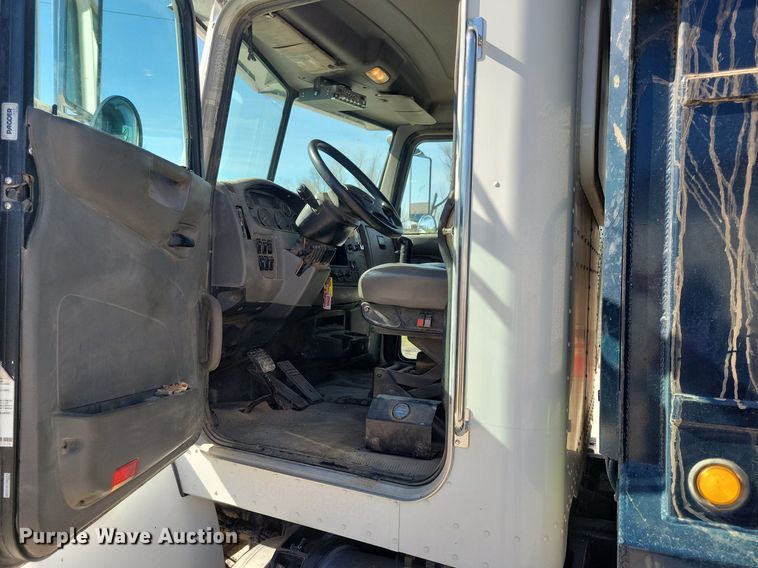 image for item LC9946 2014 Peterbilt 348 dump truck