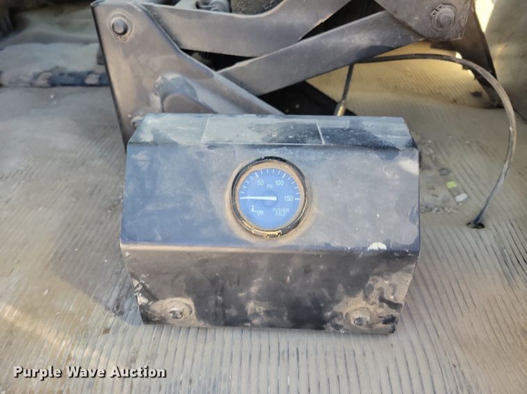 image for item LC9946 2014 Peterbilt 348 dump truck