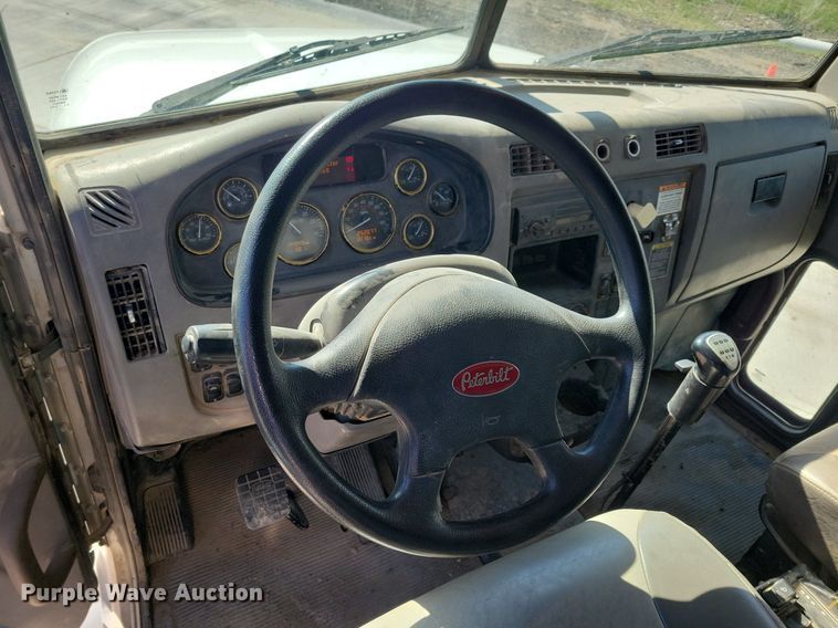 image for item LC9946 2014 Peterbilt 348 dump truck