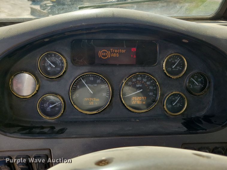 image for item LC9946 2014 Peterbilt 348 dump truck