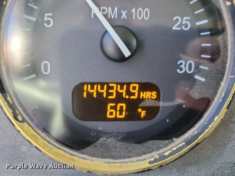 image for item LC9946 2014 Peterbilt 348 dump truck