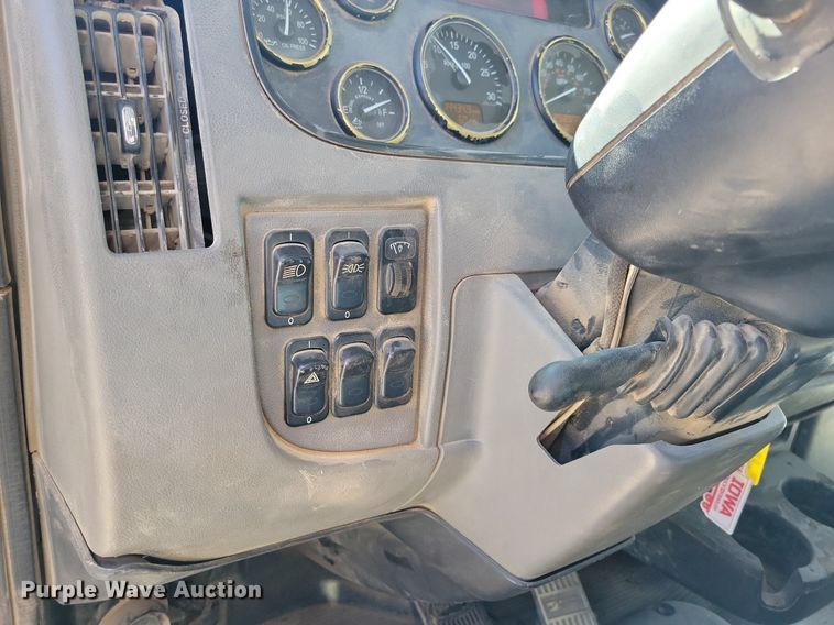 image for item LC9946 2014 Peterbilt 348 dump truck