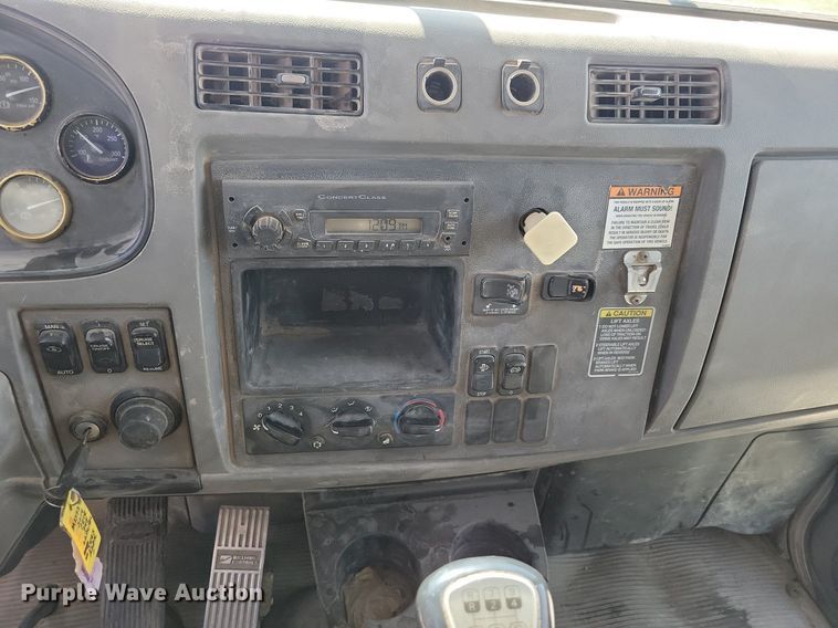 image for item LC9946 2014 Peterbilt 348 dump truck