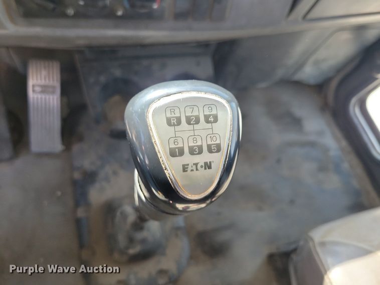 image for item LC9946 2014 Peterbilt 348 dump truck