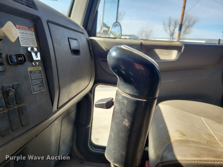 image for item LC9946 2014 Peterbilt 348 dump truck