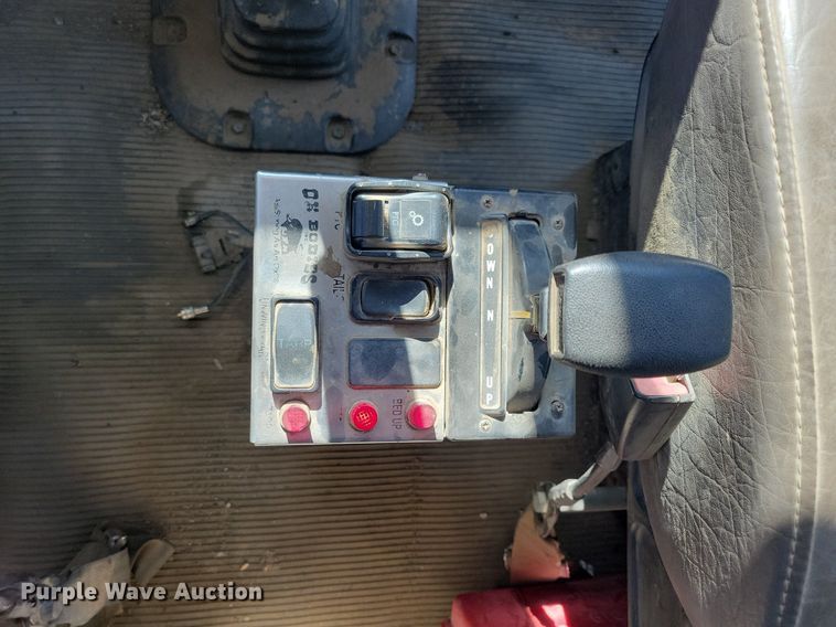 image for item LC9946 2014 Peterbilt 348 dump truck