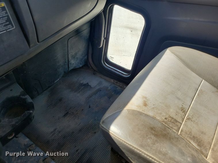 image for item LC9946 2014 Peterbilt 348 dump truck