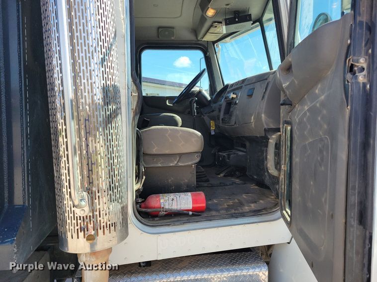 image for item LC9946 2014 Peterbilt 348 dump truck