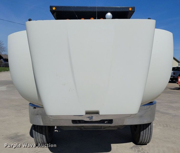 image for item LC9946 2014 Peterbilt 348 dump truck