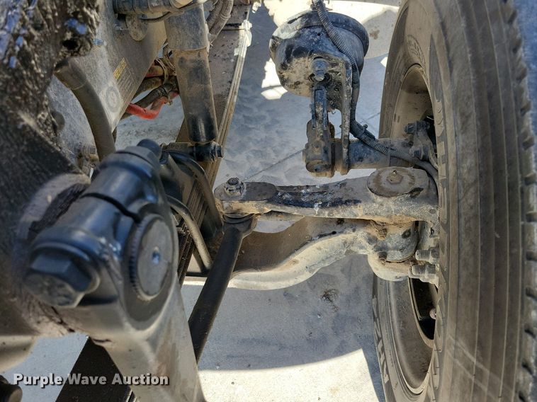 image for item LC9946 2014 Peterbilt 348 dump truck