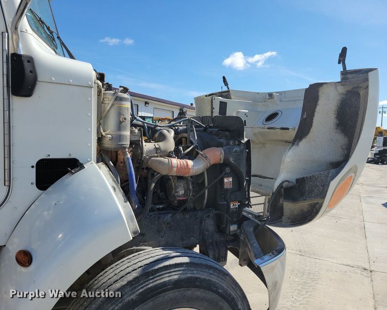 image for item LC9946 2014 Peterbilt 348 dump truck