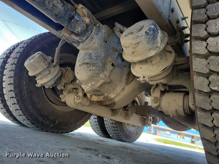 image for item LC9946 2014 Peterbilt 348 dump truck