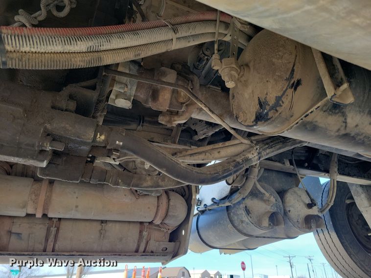 image for item LC9946 2014 Peterbilt 348 dump truck