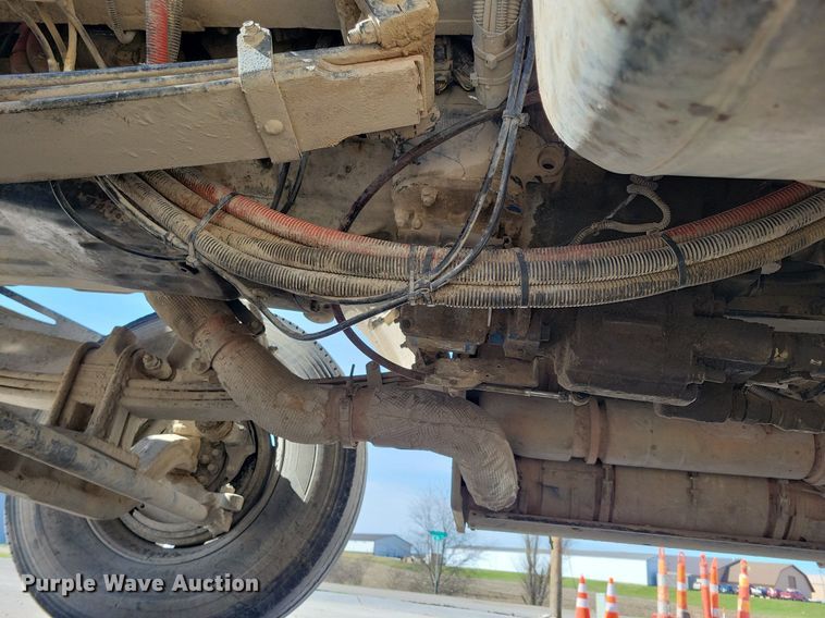 image for item LC9946 2014 Peterbilt 348 dump truck