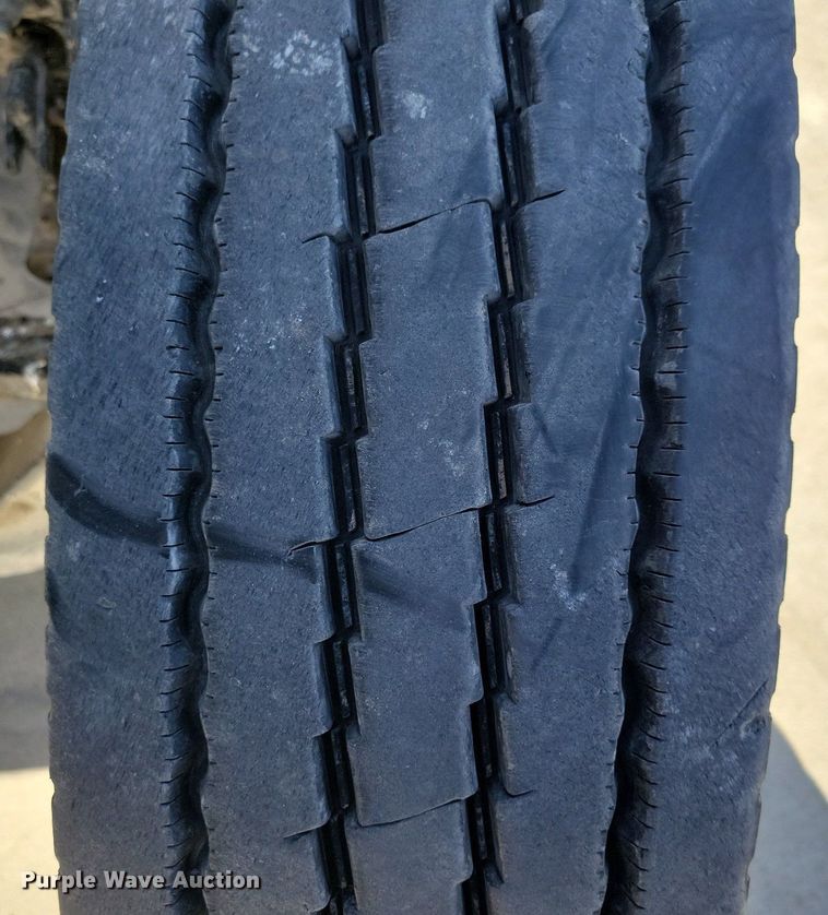 image for item LC9946 2014 Peterbilt 348 dump truck