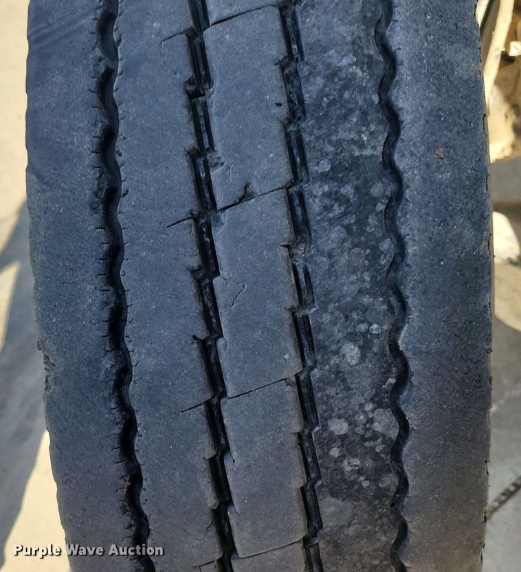 image for item LC9946 2014 Peterbilt 348 dump truck