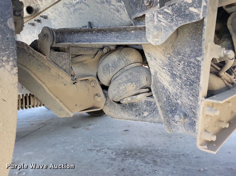 image for item LC9946 2014 Peterbilt 348 dump truck