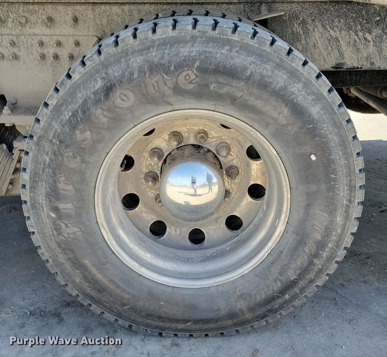 image for item LC9946 2014 Peterbilt 348 dump truck