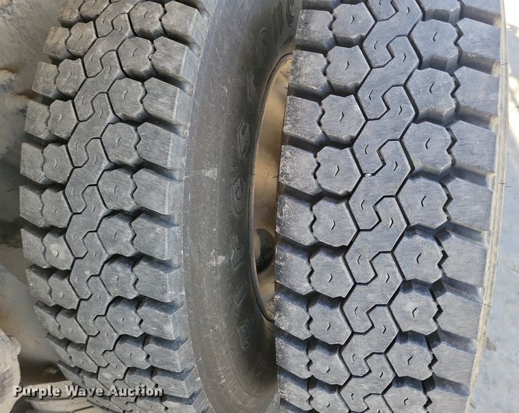 image for item LC9946 2014 Peterbilt 348 dump truck