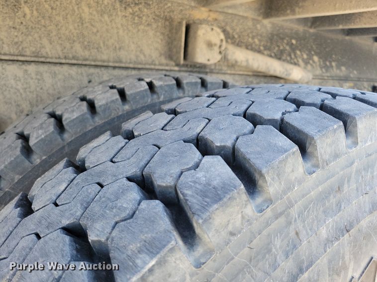 image for item LC9946 2014 Peterbilt 348 dump truck