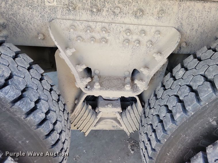 image for item LC9946 2014 Peterbilt 348 dump truck