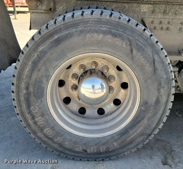 image for item LC9946 2014 Peterbilt 348 dump truck