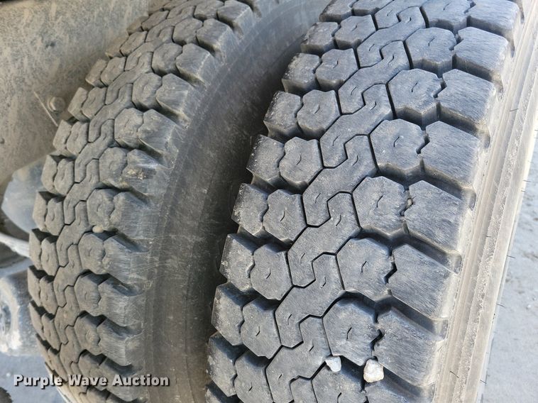 image for item LC9946 2014 Peterbilt 348 dump truck