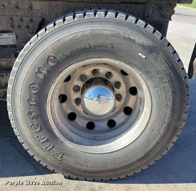 image for item LC9946 2014 Peterbilt 348 dump truck