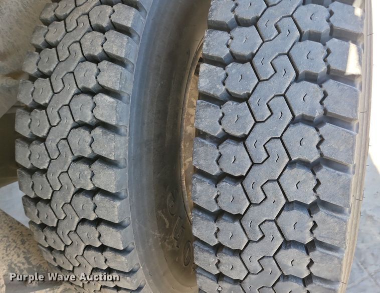 image for item LC9946 2014 Peterbilt 348 dump truck