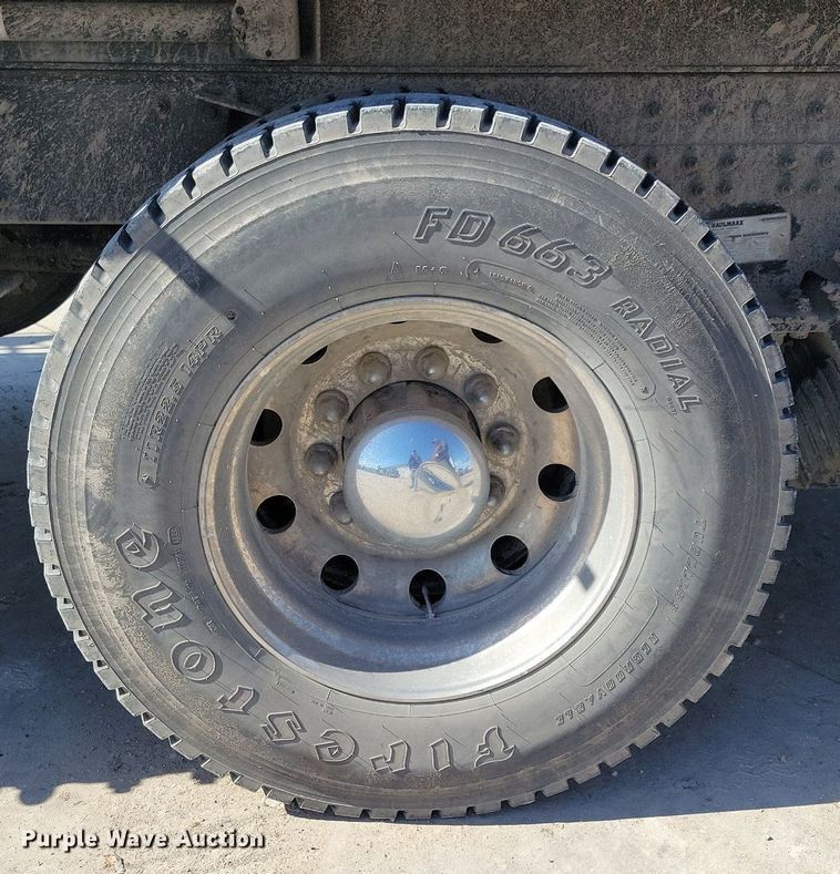 image for item LC9946 2014 Peterbilt 348 dump truck