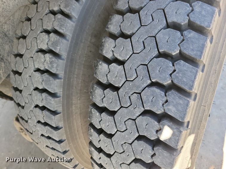 image for item LC9946 2014 Peterbilt 348 dump truck