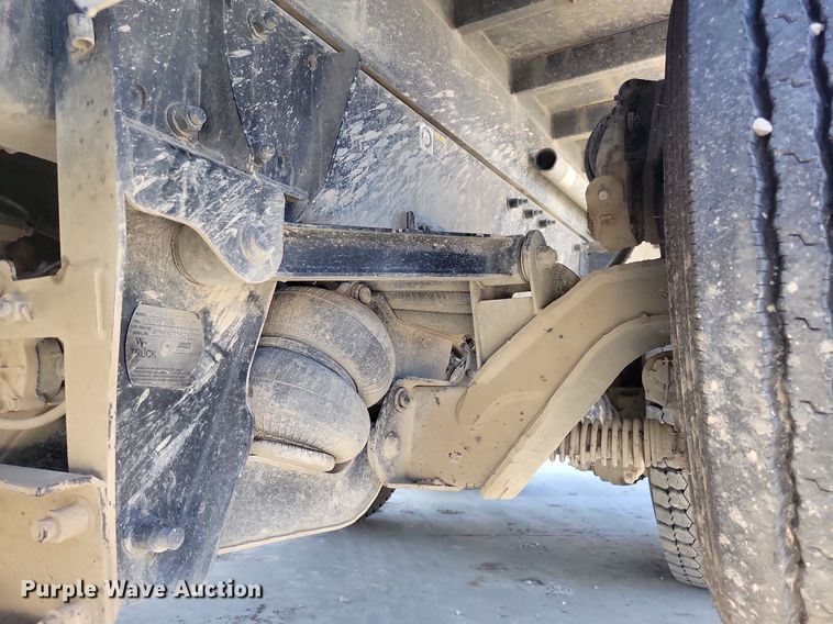 image for item LC9946 2014 Peterbilt 348 dump truck