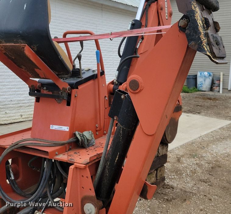 image for item LC9989 2011 Ditch Witch A920 backhoe attachment