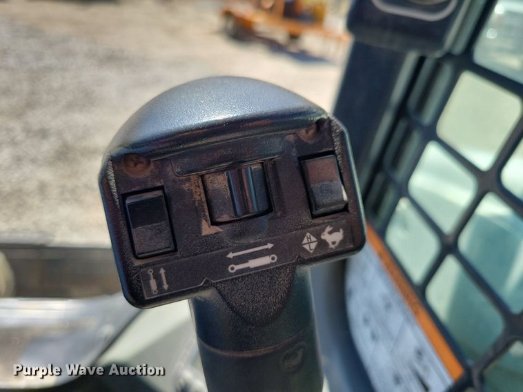 image for item LD9021 2015 Bobcat S530 skid steer loader