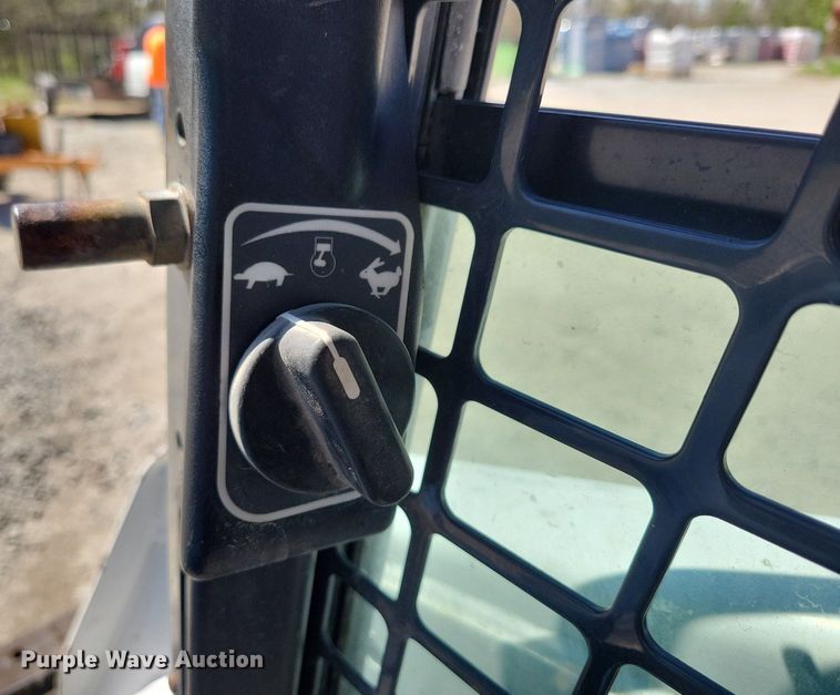 image for item LD9021 2015 Bobcat S530 skid steer loader