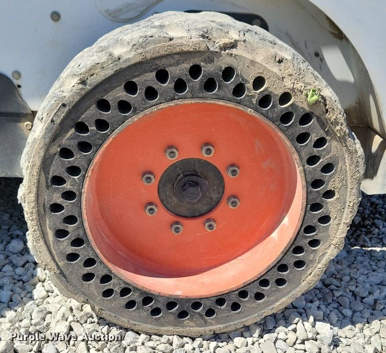 image for item LD9021 2015 Bobcat S530 skid steer loader