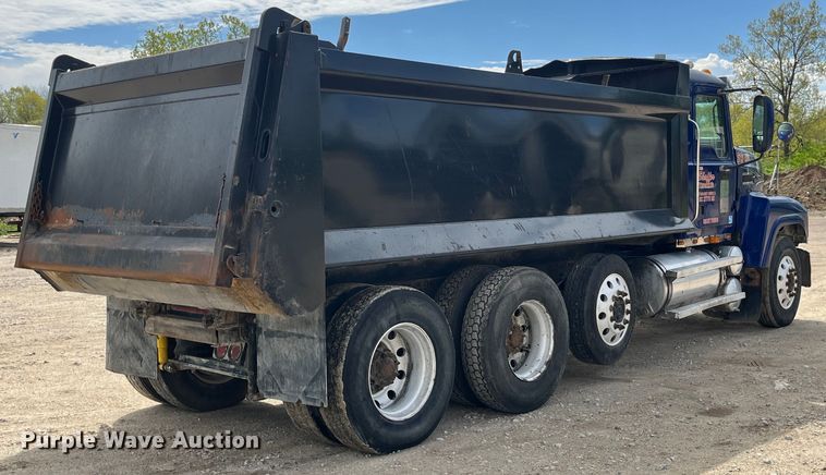 image for item LD9459 2006 Mack CHN613 dump truck