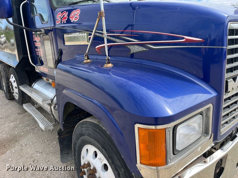 image for item LD9459 2006 Mack CHN613 dump truck