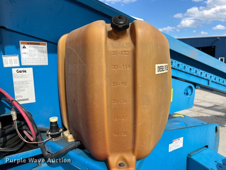 image for item LD9489 2005 Genie S-60 boom lift