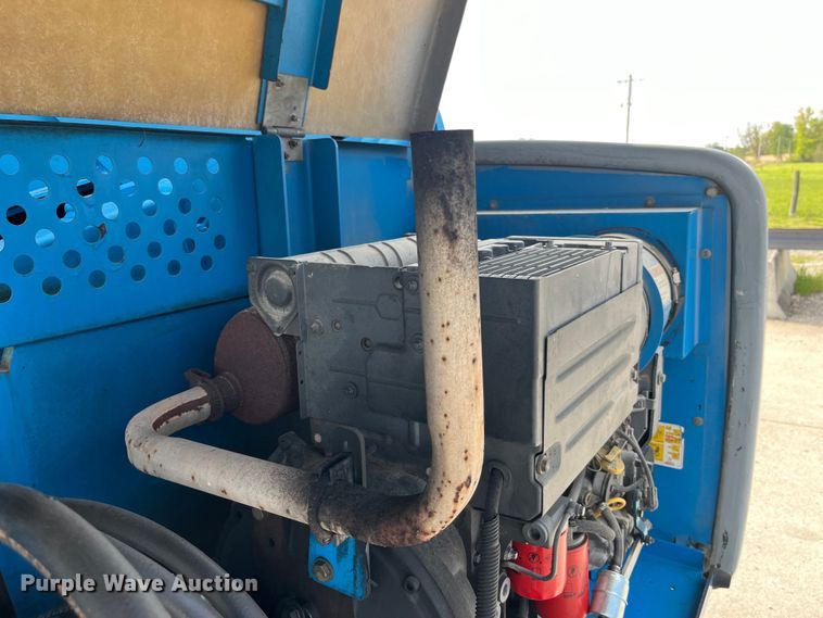 image for item LD9489 2005 Genie S-60 boom lift