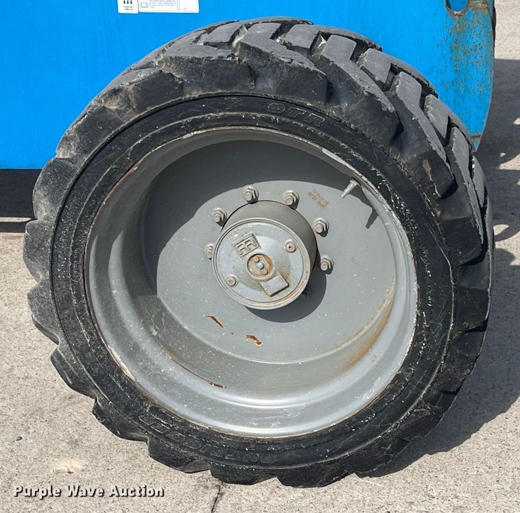 image for item LD9489 2005 Genie S-60 boom lift