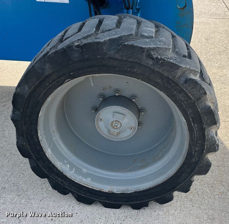 image for item LD9489 2005 Genie S-60 boom lift