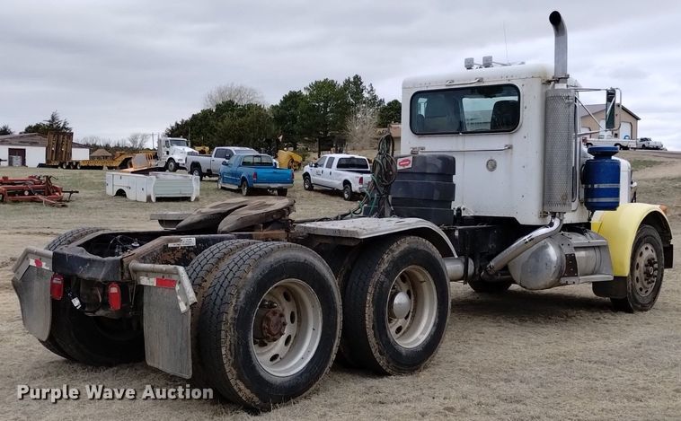 image for item LO9001 2000 Peterbilt 379 semi truck