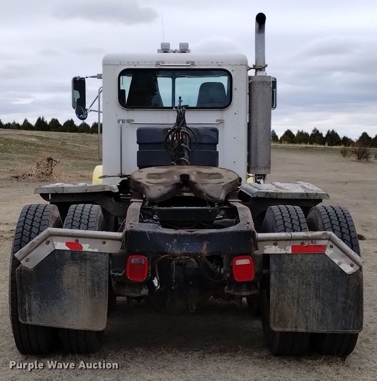 image for item LO9001 2000 Peterbilt 379 semi truck