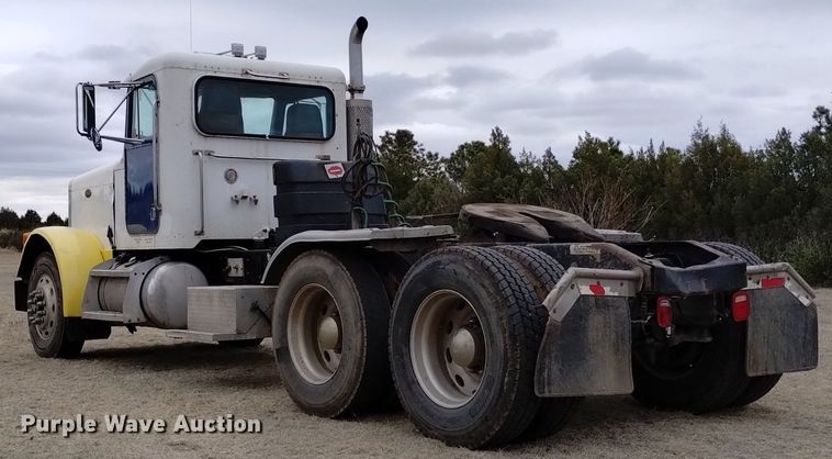 image for item LO9001 2000 Peterbilt 379 semi truck