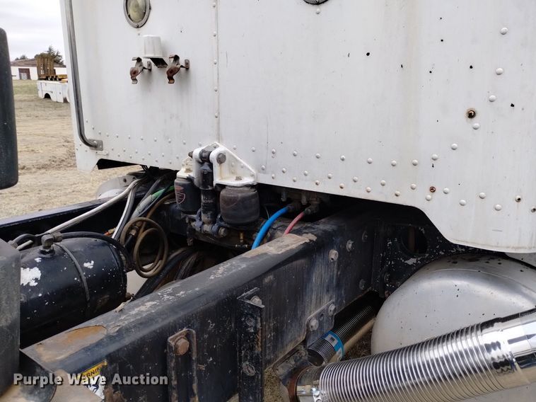 image for item LO9001 2000 Peterbilt 379 semi truck