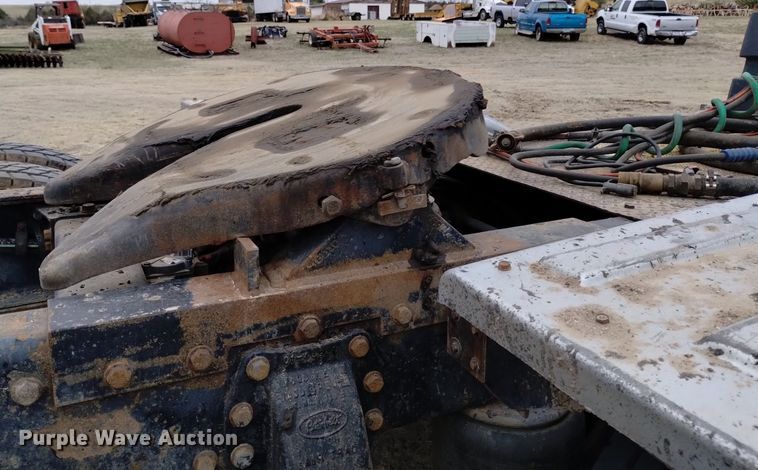 image for item LO9001 2000 Peterbilt 379 semi truck