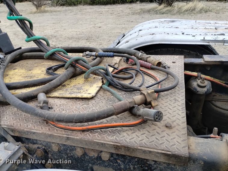 image for item LO9001 2000 Peterbilt 379 semi truck