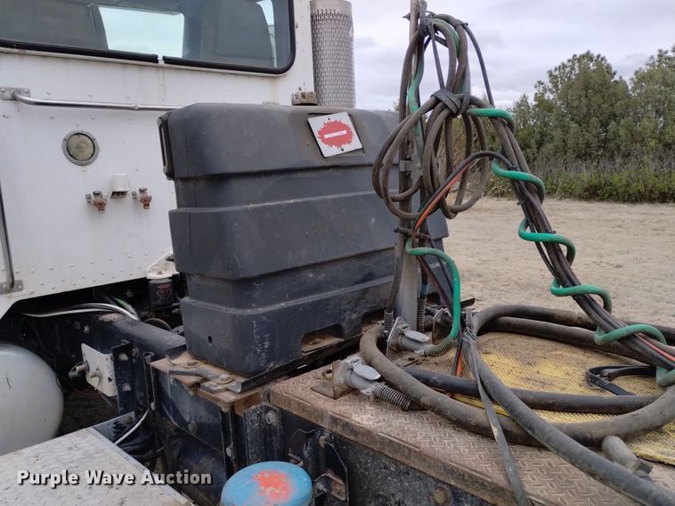 image for item LO9001 2000 Peterbilt 379 semi truck